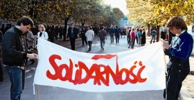 Paweł Piskorski i Marcin Meller (z prawej) jako działacze NZS Uniwersytetu Warszawskiego. Wrzesień 1989 roku