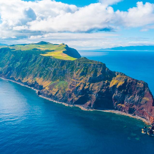Ponta dos Rosais − skalisty cypel na zachodnim końcu wyspy São Jorge w archipelagu Azorów.