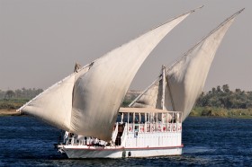 Statek na Nilu współcześnie. Zmieniła się technologia budowy, ale metoda transportu ta sama, co 4 tys. lat temu.