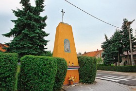Iłówiec, piramida-kapliczka postawiona przez mieszkańców ku czci Napoleona.