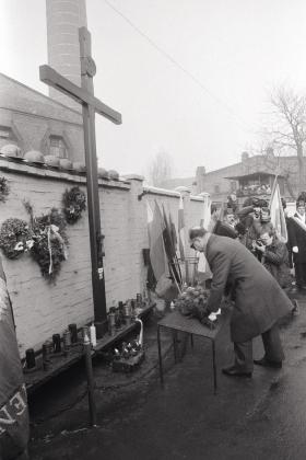 Wojciech Jaruzelski w grudniu 1989 r. - już jako prezydent - oddał hołd zabitym górnikom KWK Wujek.