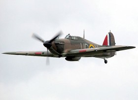 Zabytkowy weteran – Hawker Hurricane Mk I, który brał udział w Bitwie o Anglię w locie pokazowym. Zdjęcie z 2007 r.