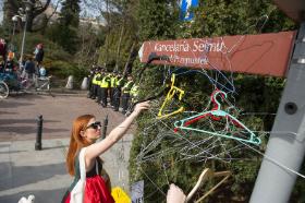Młoda aktywistyczna lewica weszła w dorosłe życie już na gruzach kulturowego kompromisu z lat 90. Nic dziwnego, że nie ma dla niego szczególnego zrozumienia.