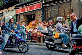 W ciasnych uliczkach Neapolu najłatwiej poruszać się na skuterach, więc i gangi chętnie z nich korzystają.