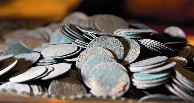 Monety z XVI i XVII w. znalezione w piwnicy Muzeym Historycznego w Warszawie.