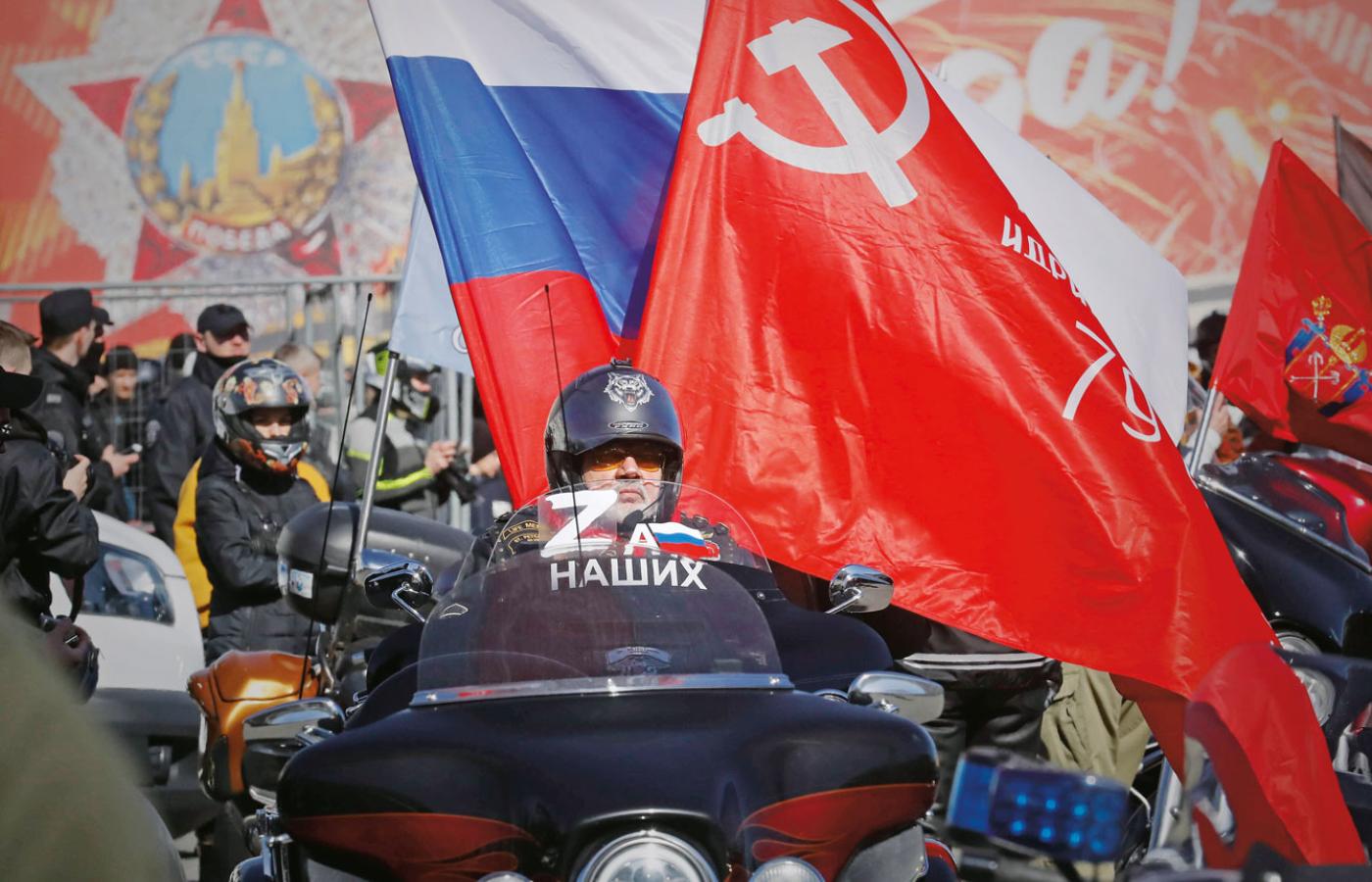 Otwarcie sezonu motocyklowego w St. Petersburgu. Na szybie napis: „Za naszych”.