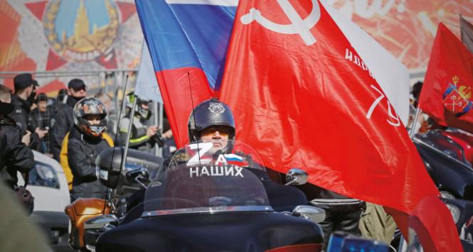 Otwarcie sezonu motocyklowego w St. Petersburgu. Na szybie napis: „Za naszych”.