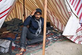 Ahmed Saaeid, odpowiedzialny w Ruchu 6 kwietnia za propagandę, siedzi w w swoim namiocie.