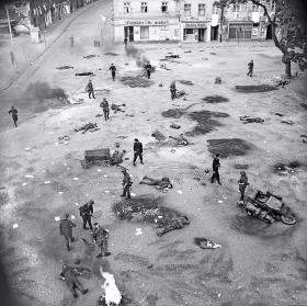 Rynek. Scena z filmu „Potem nastąpi cisza”.