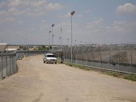 Donald Trump chciał wielkiego muru na granicy z Meksykiem, ale może na płocie się skończy. Granica amerykańsko-meksykańska w pobliżu San Diego
