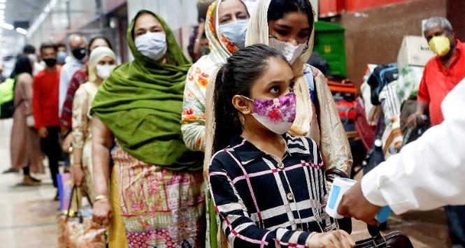 Pomiar temperatury na stacji kolejowej w Bombaju