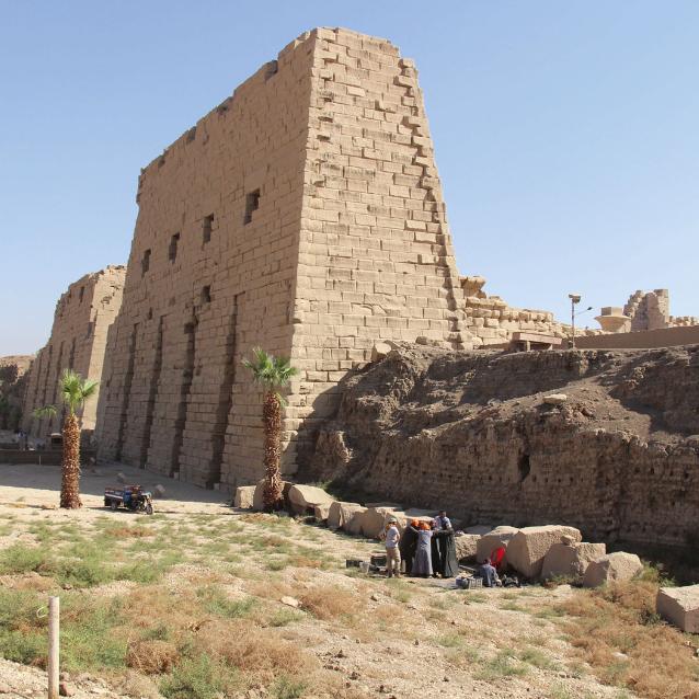 Nawiercanie gruntu i pobieranie rdzenia do analiz w pobliżu pierwszego pylonu świątyni Amona w Karnaku.