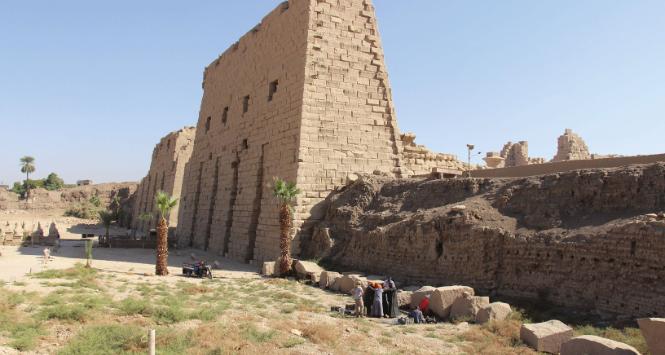 Nawiercanie gruntu i pobieranie rdzenia do analiz w pobliżu pierwszego pylonu świątyni Amona w Karnaku.