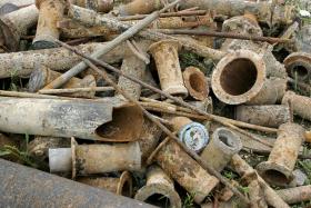 Jedna firma kupowała złom, potem wędrował on na fakturach przez wiele firm fikcyjnych, które odbierały VAT za każdy obrót.