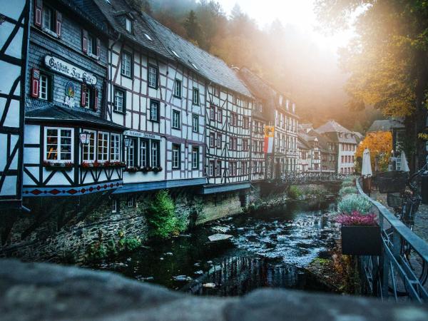 Domy szachulcowe w Monschau nad Rurą.