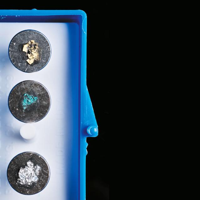 Trzy próbki kryształów metaloorganicznych zostaną wkrótce przebadane za pomocą skaningowej mikroskopii elektronowej. Senesky i jej zespół planują hodować te materiały na orbicie.