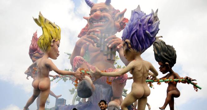 Berluscconi jako satyr i słynne bunga-bunga – parada karnawałowa w Putignano.