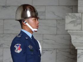 Tajwański gwardzista przy grobie Czang Kai-szeka.