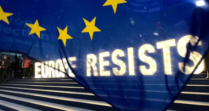 Silniejszy głos Zielonych i liberałów będzie oznaczał Komisję nie tylko mocniej walczącą z międzynarodowymi korporacjami, ale też gotową wytoczyć armaty przeciwko trucicielom powietrza i recydywistom, łamiącym unijne zasady praworządności.