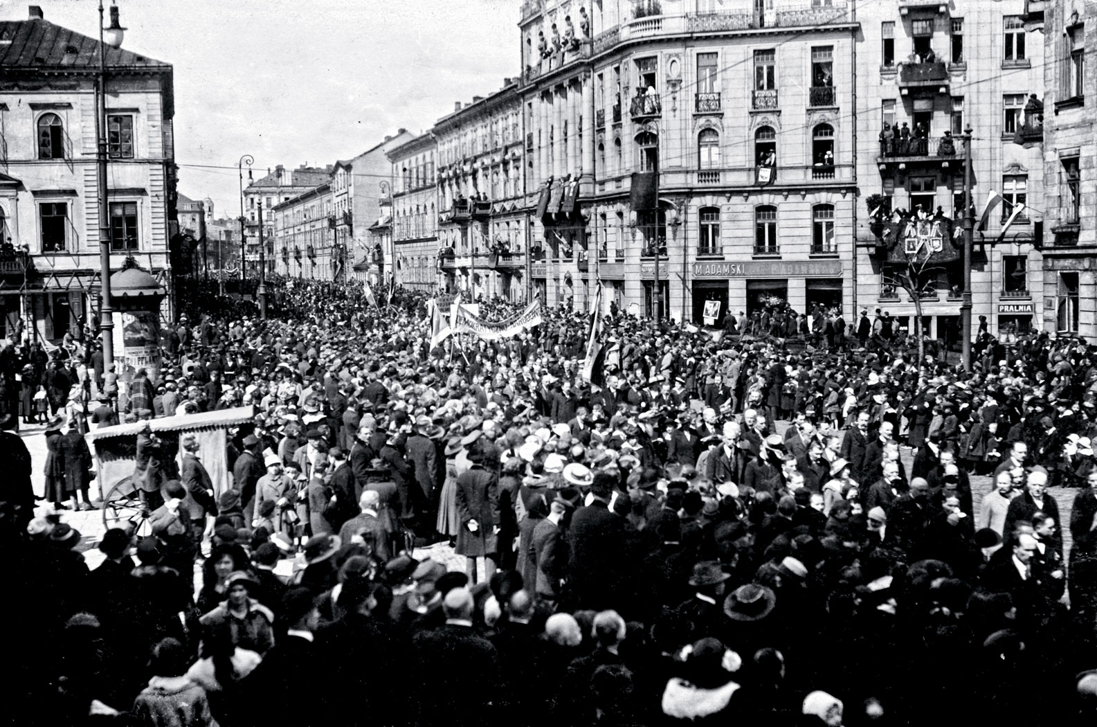 Польская независимость. Восстановление независимости Польши 1918. Польша обретение независимости 1918. Независимость Польши 1918 Пилсудский. Революция в Польше 1918.