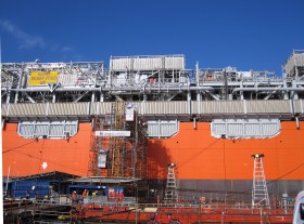 Platforma wydobywcza, kombinat petrochemiczny i elektrownia w jednym.