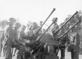 Działko przeciwlotnicze Flakvierling 38 na stanowisku bojowym.