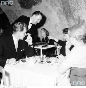 Eleganckie przyjęcie w  restauracji pałacowej w Jabłonnie, 1962 r.