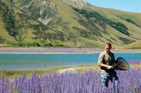 Prof. Dave Goulson, biolog z uniwersytetu w Sussex, badacz trzmieli i działacz ruchu na rzecz ochrony przyrody