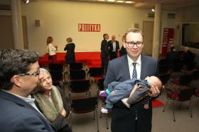 Dzieci to nieodłączny element naszych uroczystości – tu świeżo upieczony dumny tata dr Przemysław Gasztold.