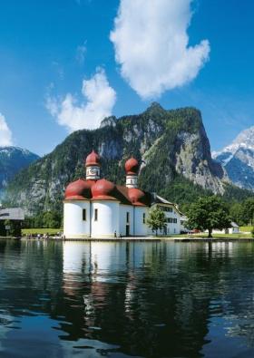 Jezioro Königssee – 
perła niemieckich Alp 

W Parku Narodowym Berchtesgaden w otoczeniu alpejskich szczytów leży jezioro Königssee, należące do najczystszych w Niemczech. Jezioro mierzy 8 km długości i 1,2 km szerokości, a jego szmaragdowo-zielone wody sięgają na głębokość 192 metrów. Symbolem tego regionu jest kościół św. Bartłomieja, do którego można dotrzeć jedynie na pokładzie statku kursującego po jeziorze. Ten znany na świecie kościół pielgrzymkowy wybudowany został w XII wieku. Obok znajduje się malowniczy pałacyk myśliwski, w którym mieści się dziś przytulna gospoda.