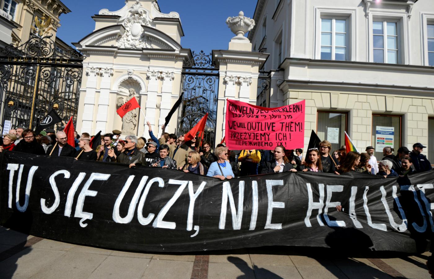 Demonstracja Studenckiego Komitetu Antyfaszystowskiego przed kampusem Uniwersytetu Warszawskiego