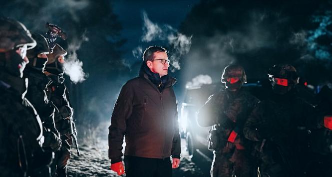 Premier Mateusz Morawiecki na granicy polsko-białoruskiej. 21 listopada 2021 r.