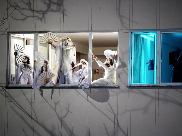 Spektakl „Manifesta” odegrany w oknie przy ul. Mickiewicza w Warszawie