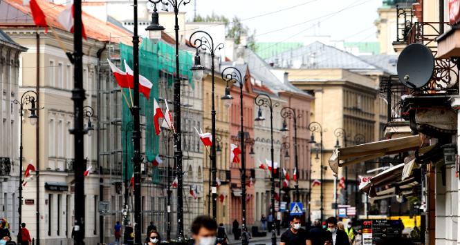 Warszawa. Flagi na święta majowe 2020 r.