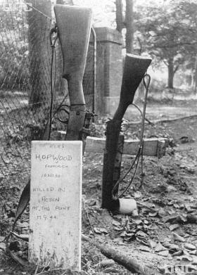 Frontowe groby jesienią 1944 r. Spod Arnhem wróciło niecałe trzy tysiące Brytyjczyków (straty w zabitych, rannych i jeńcach sięgnęły 80 proc). Ich nocny odwrót z okrążenia (z 25 na 26 września) i przeprawę osłaniał oddział kilkuset Polaków.