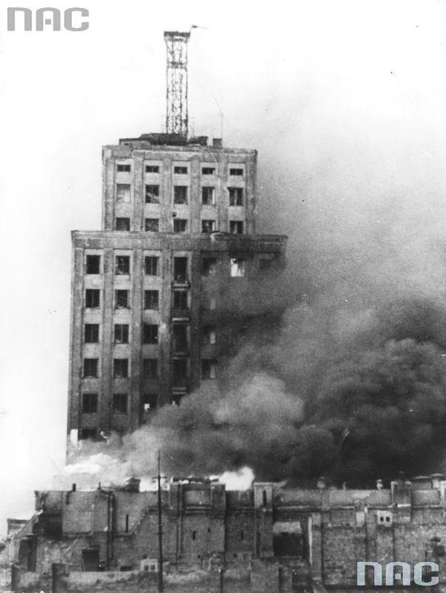 Pocisk potężnego nazistowskiego moździerza uderza w gmach „Prudentialu”. Na tym wieżowcu od początku powstania powiewa polska flaga.Fot. Sylwester Braun