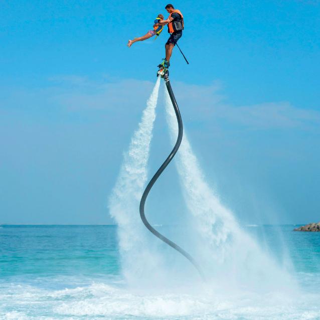 Rzecz nazywa się Flyboard, czyli latająca deska. Choć wynaleziono ją na początku tej dekady, to już odbywają się mistrzostwa świata w akrobacji na tym dziwacznym sprzęcie. Ponieważ można się na niej unieść na wysokość nawet kilkunastu metrów ponad lustro wody (tylko na modelach o dużej mocy), dostarcza mnóstwa emocji. Flyboard to młodsze dziecko skutera wodnego. W powietrze unosi się dzięki dwóm strumieniom wody wyrzucanej pod dużym ciśnieniem. Woda tłoczona jest wężem i praktycznie tylko jego długość ogranicza zakres manewrów osobie wznoszącej się ku niebu na latającej desce.