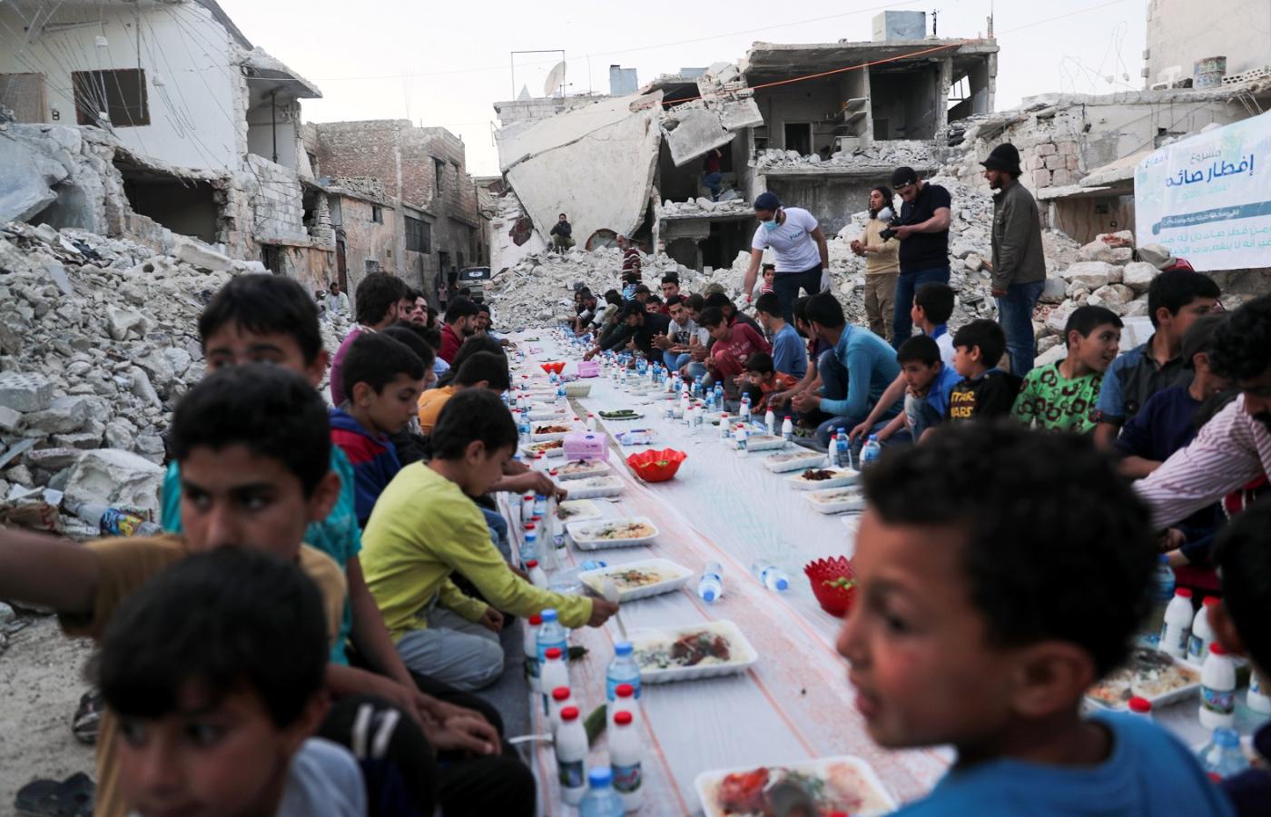 Atarib, posiłek przygotowany przez wolontariuszy dla syryjskich dzieci