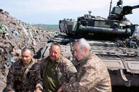 Ukraińskie okopy na linii frontu pod Barwinkowem. Na razie spokój, Rosjanie czekają.