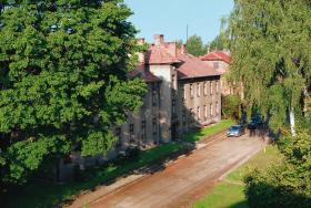 Z okien willi Hoessa widać było budynek komendantury obozu w Auschwitz (fot. współczesna)