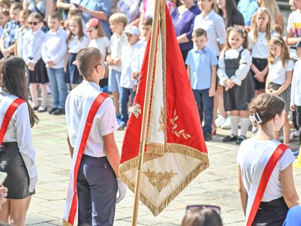 Większość nowych przepisów trafia tylko do podstawówek. Nauczyciele ze szkół średnich są albo z nich zwolnieni, albo mają rok na przygotowanie się do nowej sytuacji.