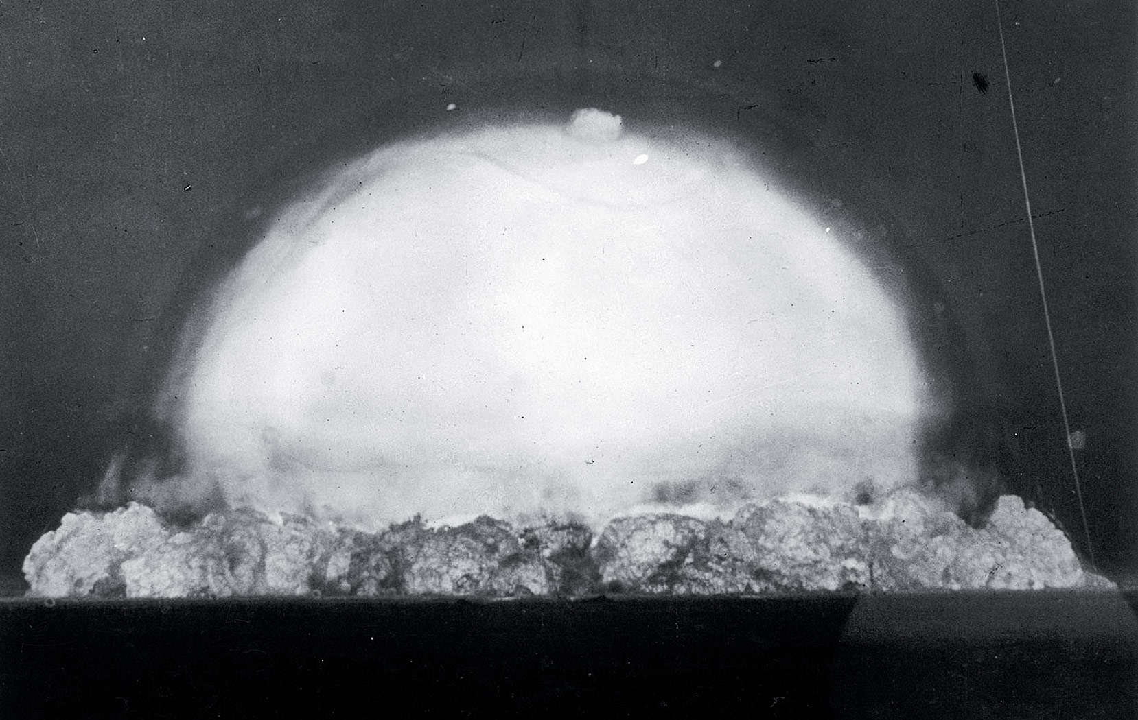 Испытания первой в мире. Тринити испытание ядерного оружия. Ядерный взрыв Тринити 1945. Тринити полигон Аламогордо. Испытание ядерной бомбы Нью Мексико.
