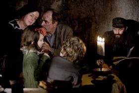 1. „W ciemności”, reż. Agnieszka Holland. Opowiada historię Żydów ukrywających się w czasie okupacji w lwowskich kanałach.