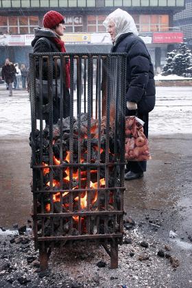 W XXI wieku dotąd mieliśmy dwie ostre zimy. Tę 2005/2006 r. oraz 2009/2010. Na ulicach naszych miast znowu pojawiły się koksowniki, a w noclegowniach zabrakło miejsc. Rynek w Katowicach, 26.01.2006 r.