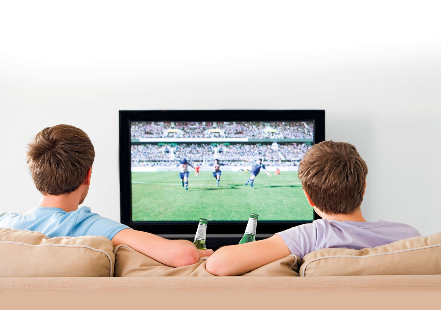 Включи телевизор макс. Футбол по телеку. Спорт по ТВ. Люди смотрят футбол по телевизору. Футбольный матч в телевизоре.