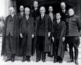 Sędziowie Międzynarodowego Trybunału Wojskowego dla Dalekiego Wschodu. W pierwszym rzędzie od lewej: Lord Patrick (Wlk. Brytania), John P. Higgins (USA), William Webb (Australia), Mei Ju-ao (Chiny), I.M. Zaryanow (Rosja); w drugim rzędzie od lewej: Edward Stuart McDougall (Kanada), Bernard Victor Röling (Holandia), Henri Bernard (Francja) i Erima Harvey Northcroft (Nowa Zelandia).