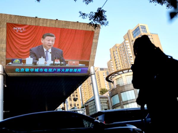 Na wielkim ekranie w Pekinie wyświetlano materiały filmowe z udziału prezydenta Xi Jinpinga w trzeciej sesji plenarnej XX Komitetu Centralnego Komunistycznej Partii Chin. 18 lipca 2024 r.