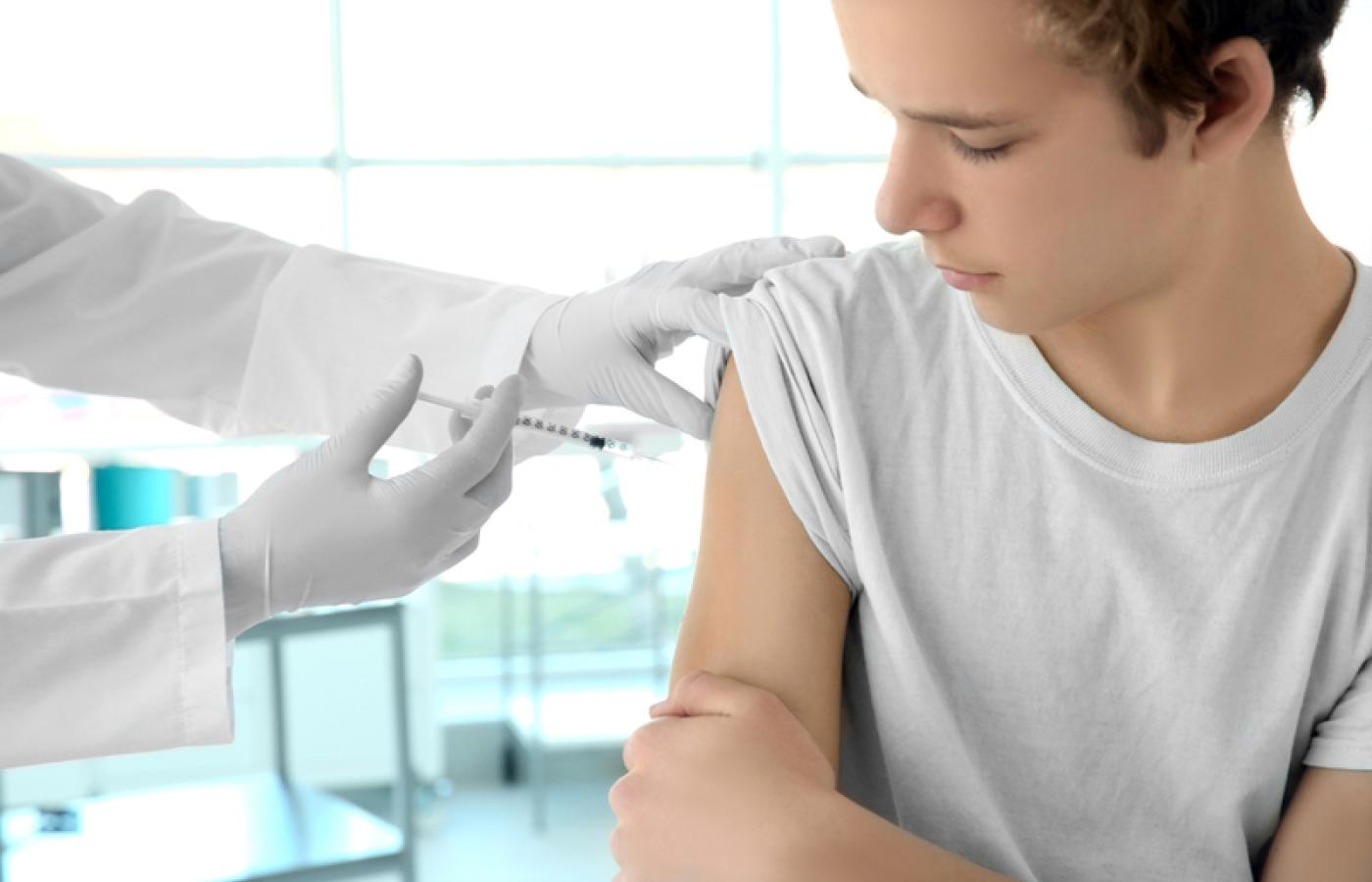 Program szczepień przeciwko wirusowi HPV może zmniejszyć lub wręcz zapobiec zachorowaniom nie tylko na raka szyjki macicy, ale też nowotwory jamy ustnej i gardła.
