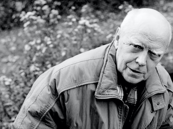 Jarosław Marek Rymkiewicz w swoim ogrodzie w Milanówku. Zdjęcie z 2002 r.