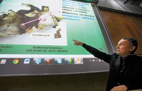 Prof. Jan Obrębski z Politechniki Warszawskiej podczas „I konferencji smoleńskiej” stwierdził, że po analizie szczątków wraku można podejrzewać, że miała miejsce punktowa eksplozja.